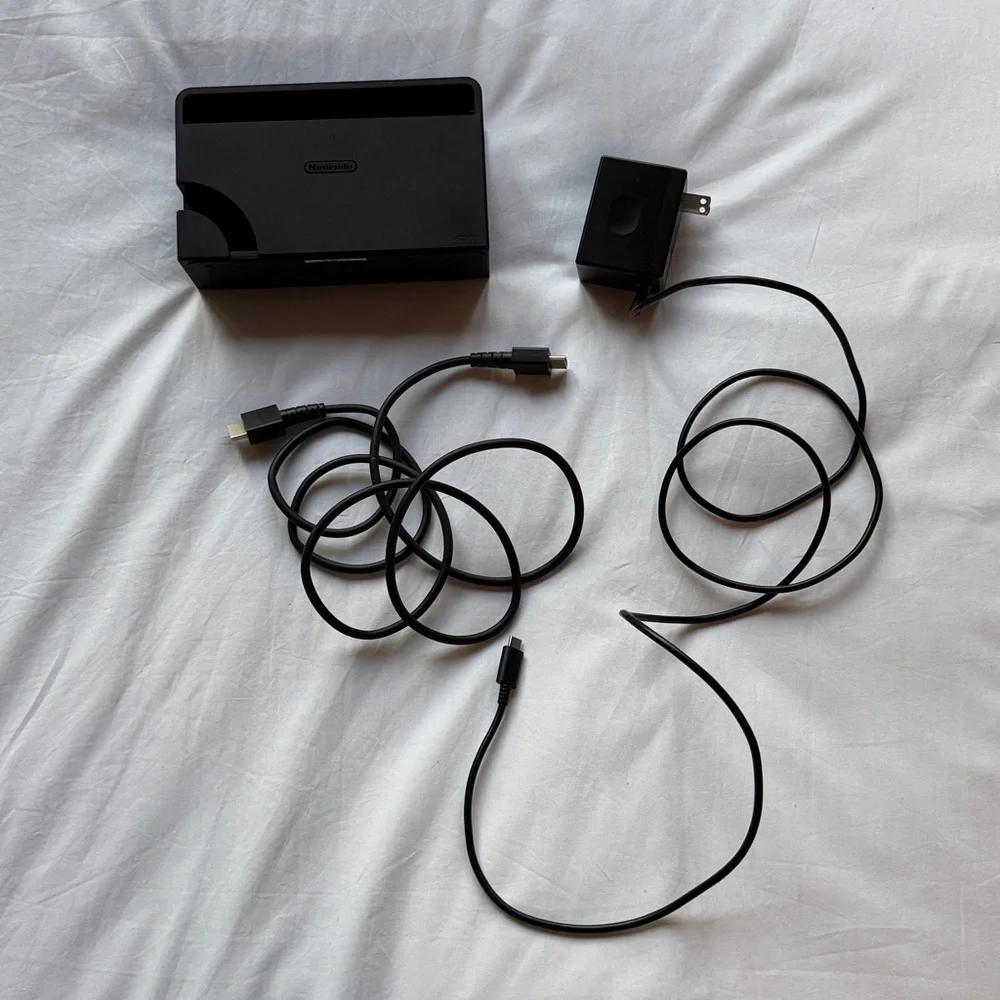 Nintendo oled included with HDMI wire and usb charger